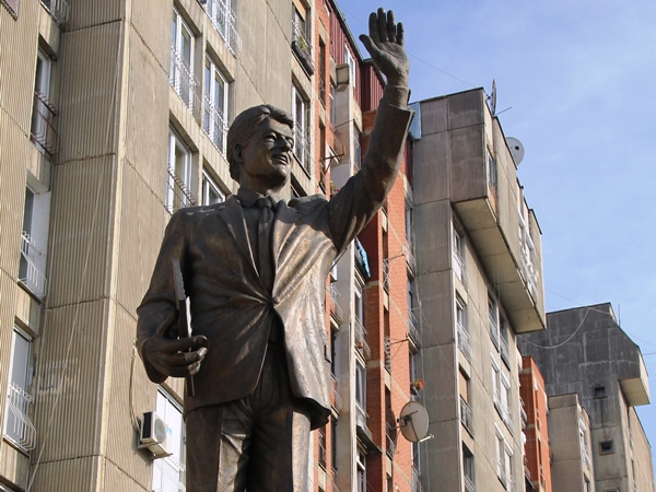 statue bill clinton in pristina kosovo