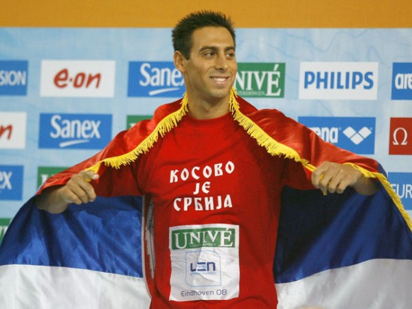 Milorad Cavic wears Kosovo je Srbija shirt