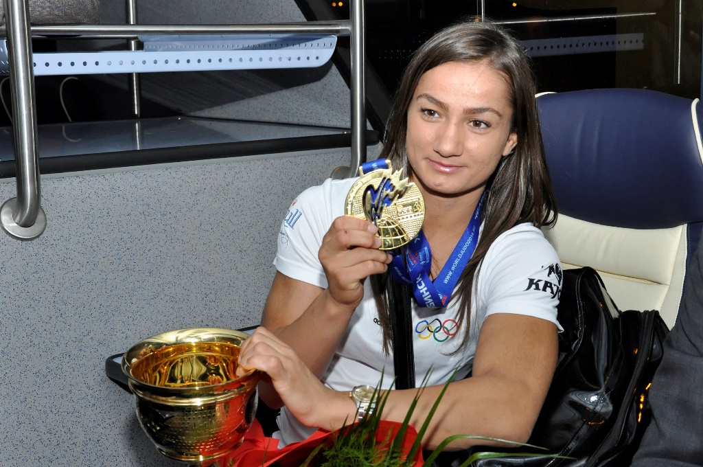 kosovo judo player Majlinda Kelmendi with gold medal