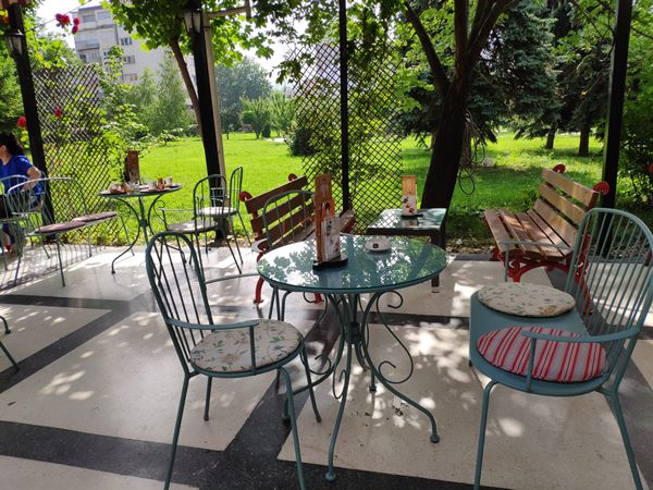 garden of prince coffee shop in pristina